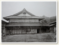 解体前の芝居小屋（正面）