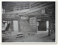 解体前の芝居小屋（二階への階段）
